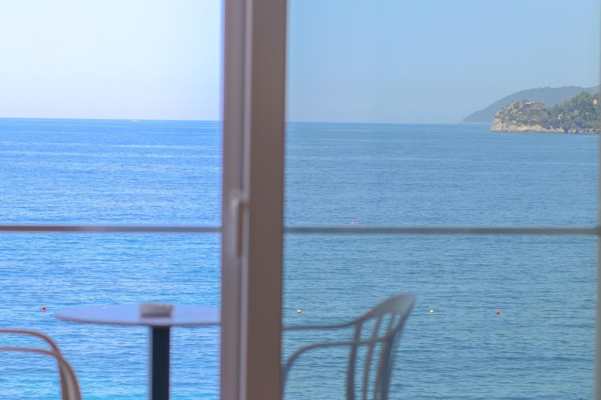 Emily'S Hotel Himare Exteriör bild